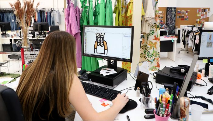 O Paraná alcançou saldo positivo de 128,4 mil empresas em novembro deste ano, conforme relatório divulgado pela Junta Comercial do Paraná (Jucepar) nesta sexta-feira (6). Esse saldo de empresas representa a diferença entre o número de novos registros no Cadastro Nacional de Pessoa Jurídica (CNPJ) e as baixas nos primeiros 11 meses do ano.